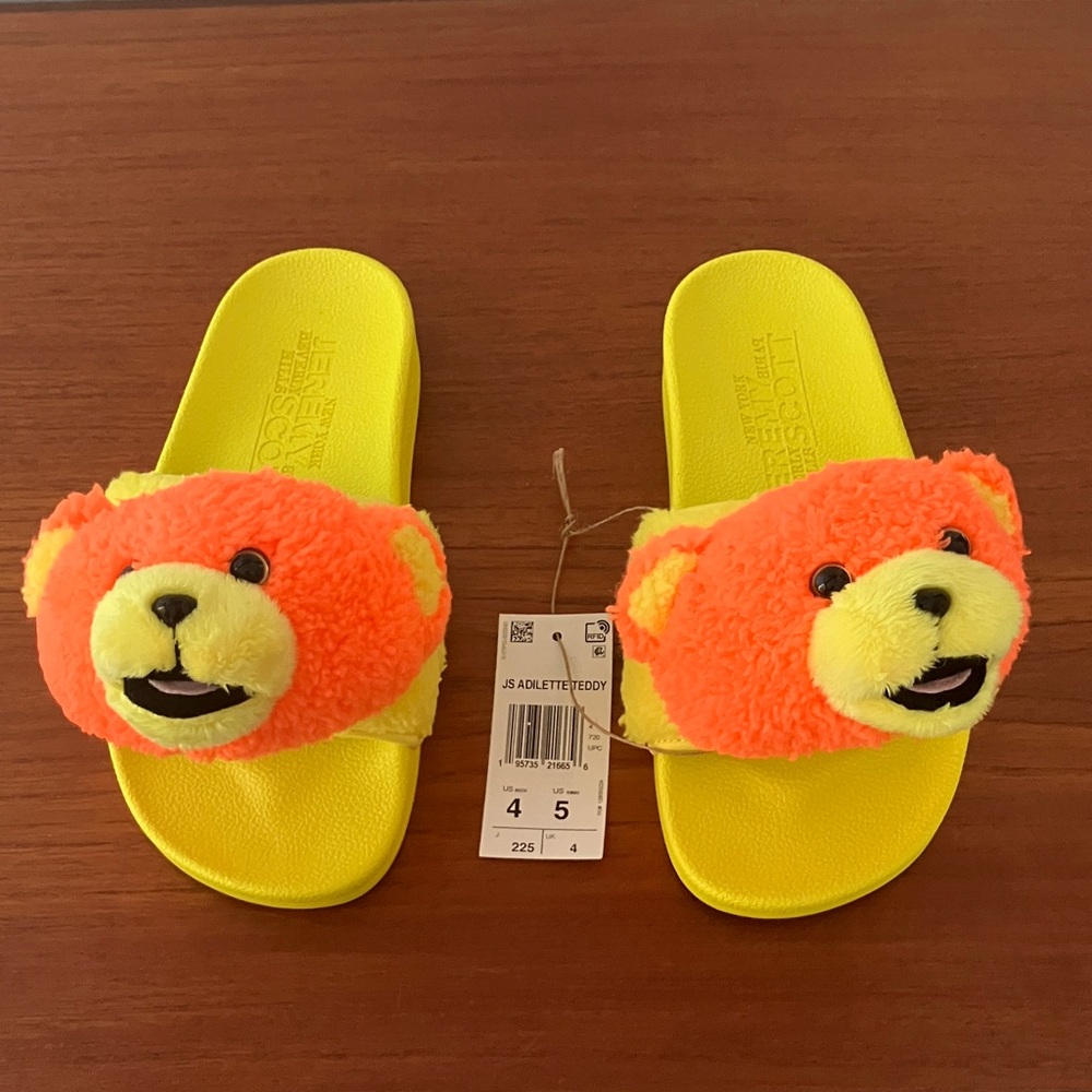 JS Adilette Teddy